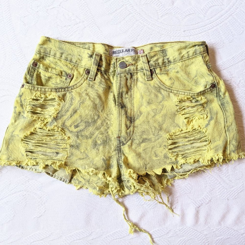 LEVI'S - 505 Frayed Cut-Off Yellow Swirl Shorts - Picture 2 of 10